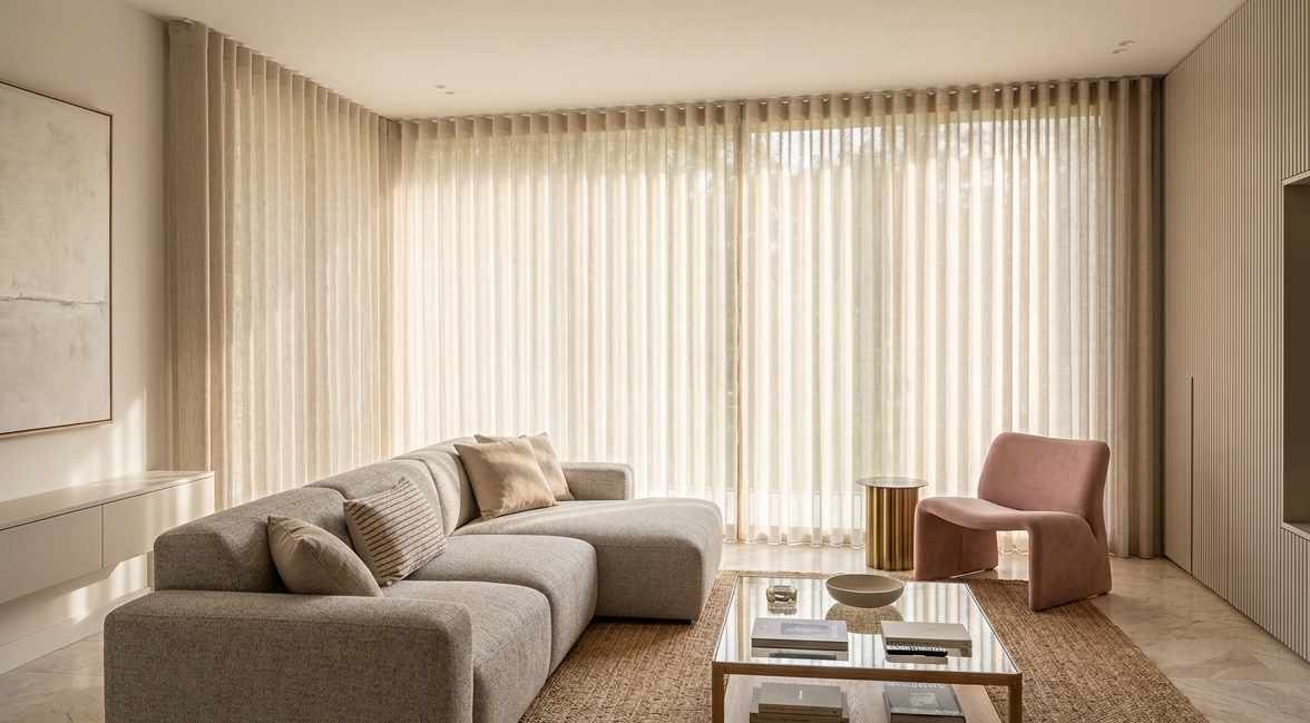 Cortinas a medida para salón moderno en Madrid